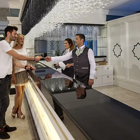 Karmir & Hotell
